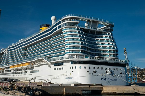 Explore bath's iconic landmarks: budget-friendly guided tours for the ultimate traveler's experience